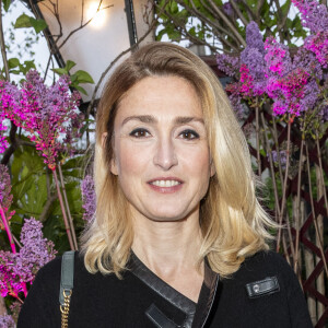 Julie Gayet - Remise du prix littéraire "La Closerie des Lilas" à la Closerie des Lilas à Paris le 12 avril 2022. © Pierre Perusseau/Bestimage