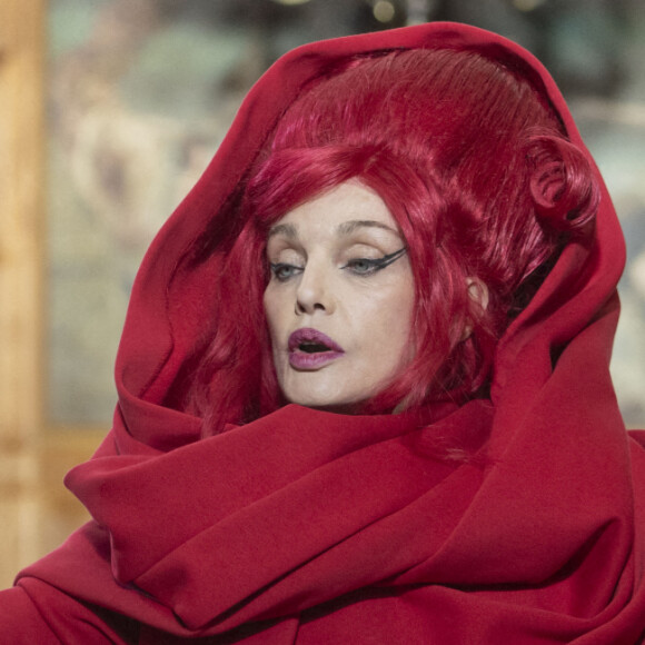 Arielle Dombasle - Défilé de mode automne-hiver 2022/2023 "Maitrepierre" lors de la fashion week de Paris. Le 6 mars 2022 