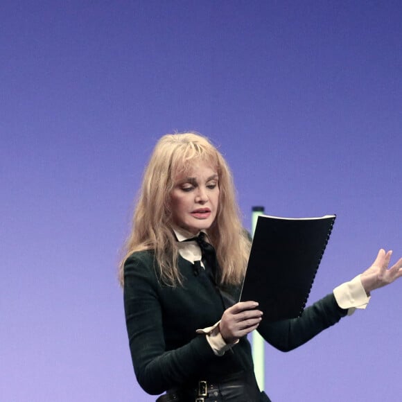 Arielle Dombasle - Personnalités lors d'une veillée de paix pour l'Ukraine au Palais de Chaillot à Paris. Le 4 mars 2022 © Stéphane Lemouton / Bestimage