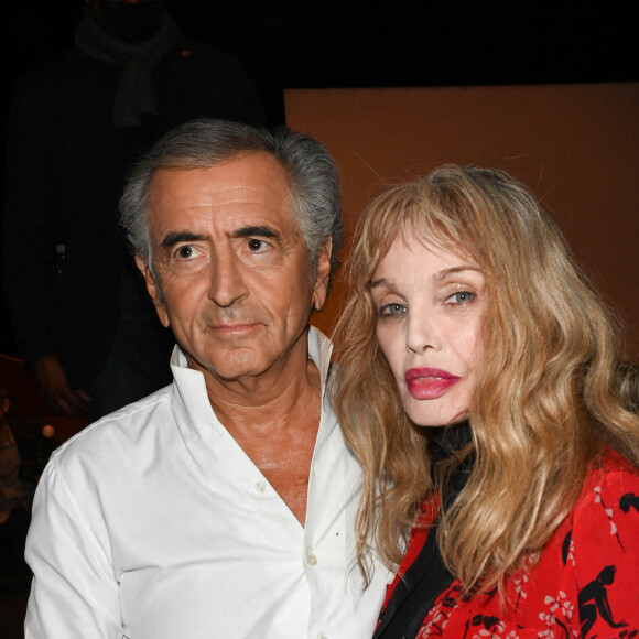 Bernard-Henri Lévy et Arielle Dombasle - Les personnalités assistent au meeting de solidarité "SOS Ukraine" de Bernard-Henri Lévy (BHL) au théâtre Antoine à Paris, le 1er mars 2022. © Coadic Guirec / Bestimage 