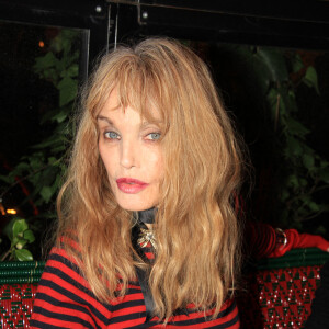 Arielle Dombasle - Lancement du numéro 75 de la revue littéraire "La règle du jeu", avec pour thème "Comment lisez-vous ?", au Café de Flore à Paris. Le 16 février 2022