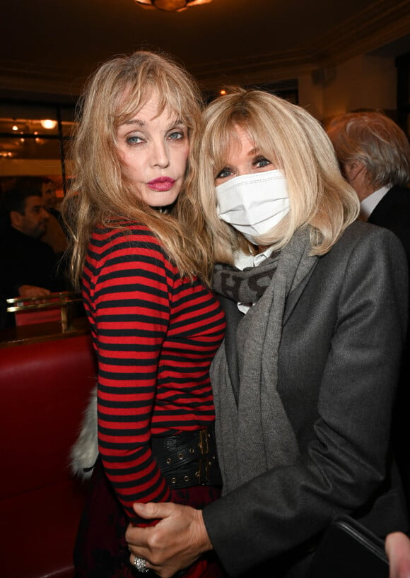 Arielle Dombasle et Brigitte Macron - Lancement du numéro 75 de la revue littéraire "La règle du jeu", avec pour thème "Comment lisez-vous ?", au Café de Flore à Paris. Le 16 février 2022 © Coadic Guirec / Bestimage