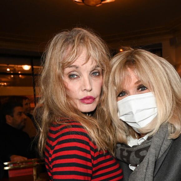 Arielle Dombasle et Brigitte Macron - Lancement du numéro 75 de la revue littéraire "La règle du jeu", avec pour thème "Comment lisez-vous ?", au Café de Flore à Paris. Le 16 février 2022 © Coadic Guirec / Bestimage