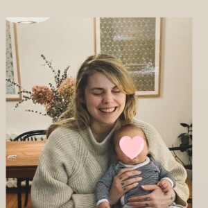 Coeur de Pirate et sa famille profitent du petit Arlo, né en janvier dernier. @ Instagram / Coeur de Pirate