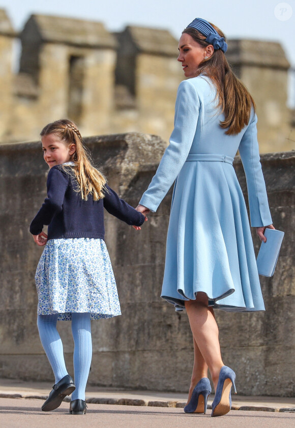 Catherine (Kate) Middleton, duchesse de Cambridge, La princesse Charlotte de Cambridge - La famille royale britannique quitte la chapelle Saint-Georges de Windsor après la messe de Pâques, le 17 avril 2022.