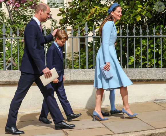 Le prince William, duc de Cambridge, et Catherine (Kate) Middleton, duchesse de Cambridge, Le prince George de Cambridge, La princesse Charlotte de Cambridge - La famille royale britannique quitte la chapelle Saint-Georges de Windsor après la messe de Pâques, le 17 avril 2022.