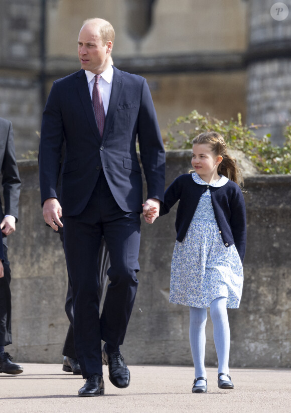 Le prince William, duc de Cambridge, et la princesse Charlotte de Cambridge, arrivent à la chapelle Saint-Georges de Windsor pour assister à la messe de Pâques, le 17 avril 2022.