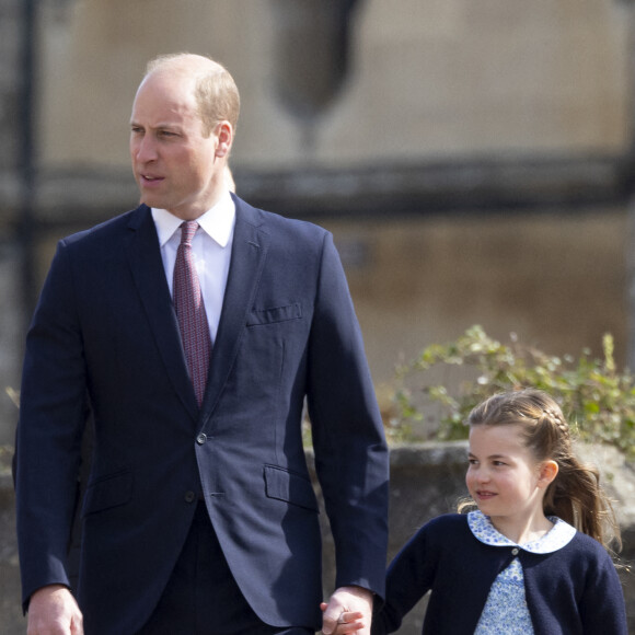 Le prince William, duc de Cambridge, et la princesse Charlotte de Cambridge, arrivent à la chapelle Saint-Georges de Windsor pour assister à la messe de Pâques, le 17 avril 2022.