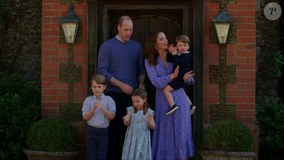 Le prince William, duc de Cambridge, Catherine Kate Middleton, duchesse de Cambridge, et leurs enfants , le prince George, la princesse Charlotte et le prince Louis applaudissent les travailleurs indispensables pendant l'épidémie de coronavirus (COVID-19) le 23 avril 2020.