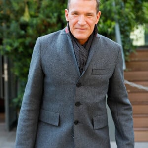 Benjamin Castaldi quitte le studio Gabriel à Paris, après l'enregistrement de l'émission "Vivement Dimanche" consacrée à Y.Montand et diffusée le 14 novembre 2021 sur France 2. Le 28 octobre 2021. © Christophe Clovis / Bestimage