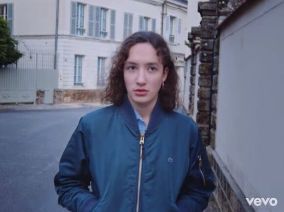 Mathilde, la fille de Géraldine Maillet, dans le clip Le Désamour de Clarika (2019)