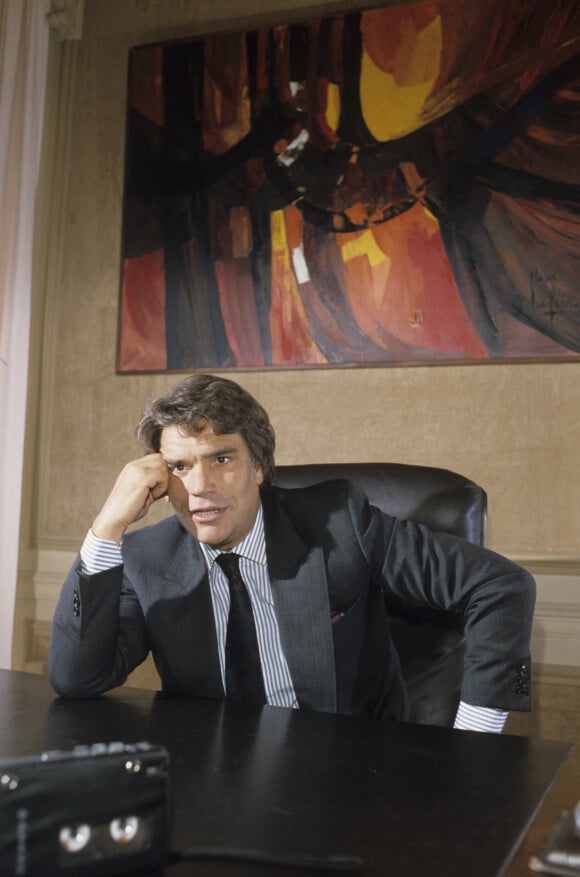 En France, à Paris, Bernard Tapie dans son bureau en septembre 1990.
