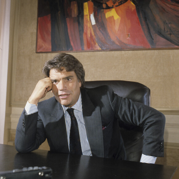 En France, à Paris, Bernard Tapie dans son bureau en septembre 1990.