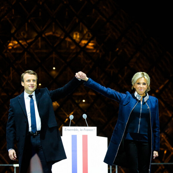 Emmanuel Macron avec sa femme Brigitte Macron - Le président-élu, Emmanuel Macron, prononce son discours devant la pyramide au musée du Louvre à Paris, après sa victoire lors du deuxième tour de l'élection présidentielle le 7 mai 2017.