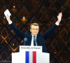 Emmanuel Macron prononçant son discours devant la pyramide au musée du Louvre à Paris, après sa victoire lors du deuxième tour de l'élection présidentielle le 7 mai 2017