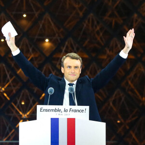 Emmanuel Macron prononçant son discours devant la pyramide au musée du Louvre à Paris, après sa victoire lors du deuxième tour de l'élection présidentielle le 7 mai 2017