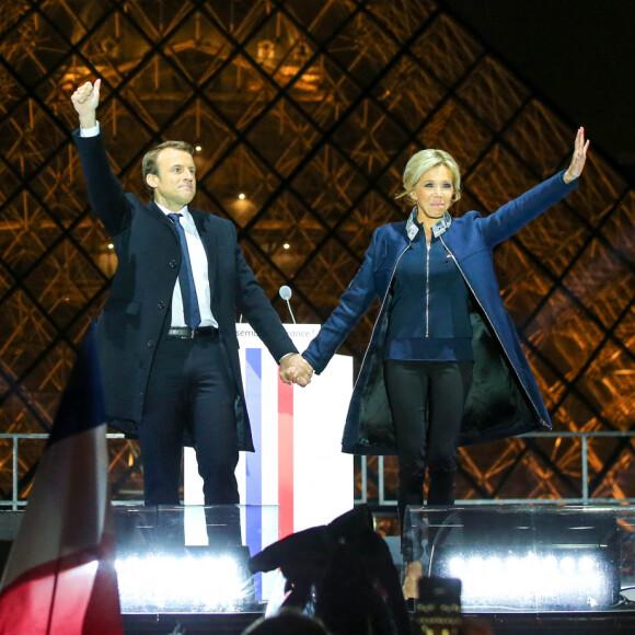 Emmanuel Macron avec sa femme Brigitte Macron - Le président-élu, Emmanuel Macron, prononce son discours devant la pyramide au musée du Louvre à Paris, après sa victoire lors du deuxième tour de l'élection présidentielle le 7 mai 2017.
