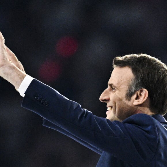 Le président de la République française et candidat du parti centriste La République en marche (LREM) à la réélection, Emmanuel Macron a effectué son premier grand meeting de campagne à la Défense Arena à Nanterre, France, le 2 avril 2022