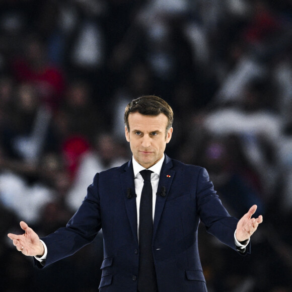 Le président de la République française et candidat du parti centriste La République en marche (LREM) à la réélection, Emmanuel Macron a effectué son premier grand meeting de campagne à la Défense Arena à Nanterre, France, le 2 avril 2022