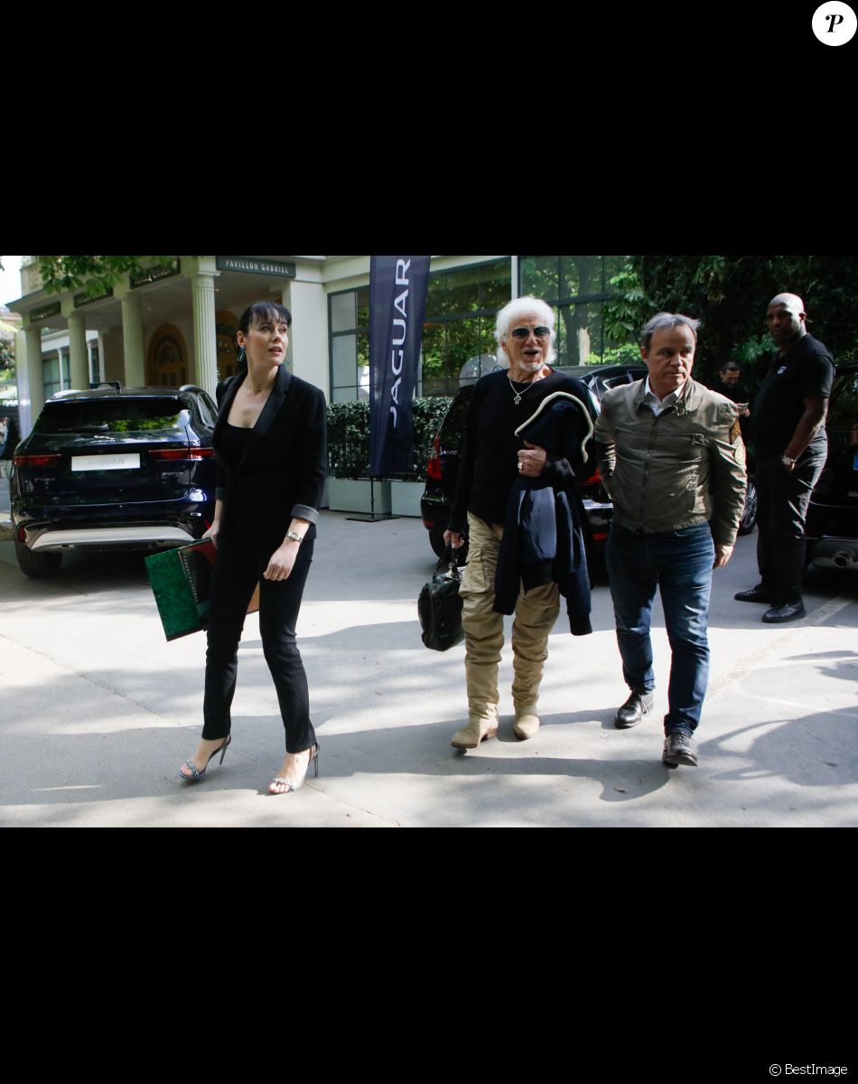 Exclusif - Hugues Aufray et sa compagne Murielle Mégevand, Fabien Lecoeuvre - Arrivées à l'enregistrement de l'émission "Vivement Dimanche" au Studio Gabriel à Paris, diffusée le 24 avril sur France 2. Le 19 avril 2022 © Christophe Clovis / Bestimage Exclusive - No Web No Blog pour Belgique et Suisse