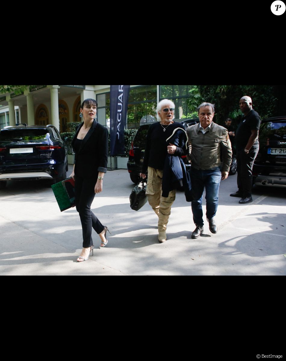 Exclusif - Hugues Aufray et sa compagne Murielle Mégevand, Fabien Lecoeuvre - Arrivées à l'enregistrement de l'émission "Vivement Dimanche" au Studio Gabriel à Paris, diffusée le 24 avril sur France 2. Le 19 avril 2022 © Christophe Clovis / Bestimage Exclusive - No Web No Blog pour Belgique et Suisse