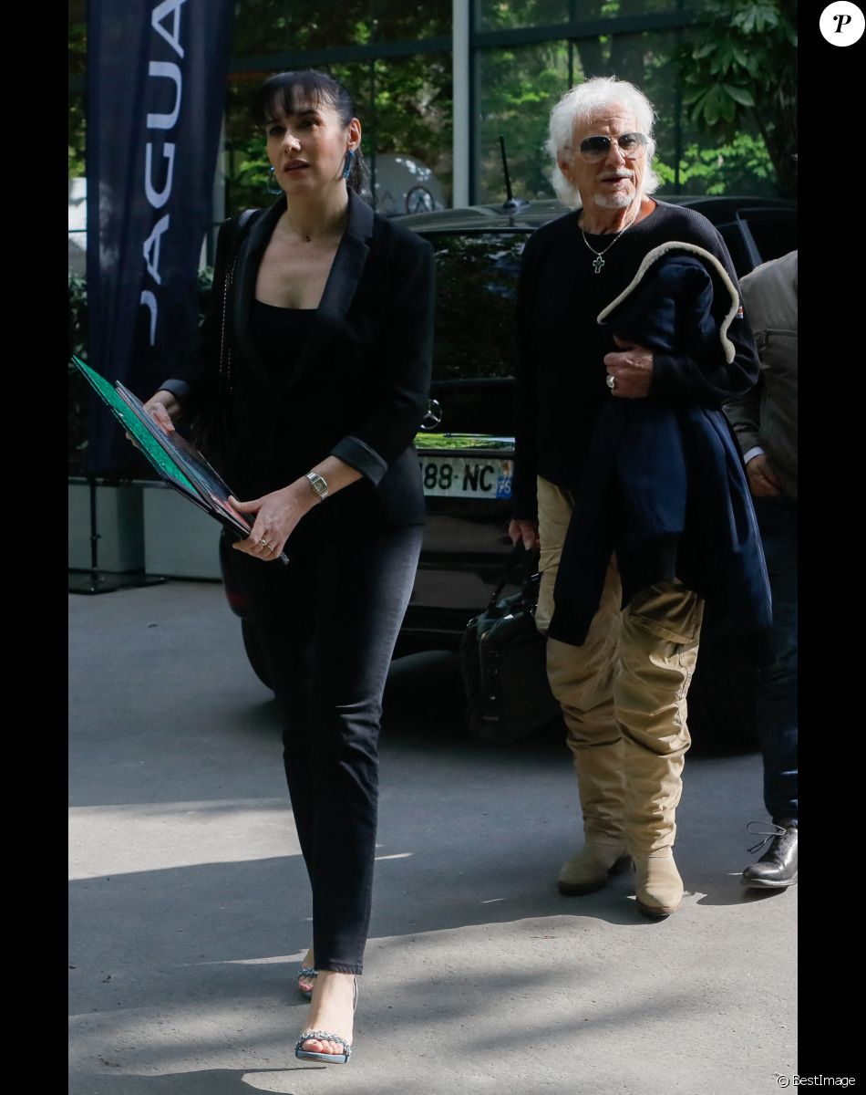 Exclusif - Hugues Aufray et sa compagne Murielle Mégevand - Arrivées à l'enregistrement de l'émission "Vivement Dimanche" au Studio Gabriel à Paris, diffusée le 24 avril sur France 2. Le 19 avril 2022 © Christophe Clovis / Bestimage Exclusive - No Web No Blog pour Belgique et Suisse