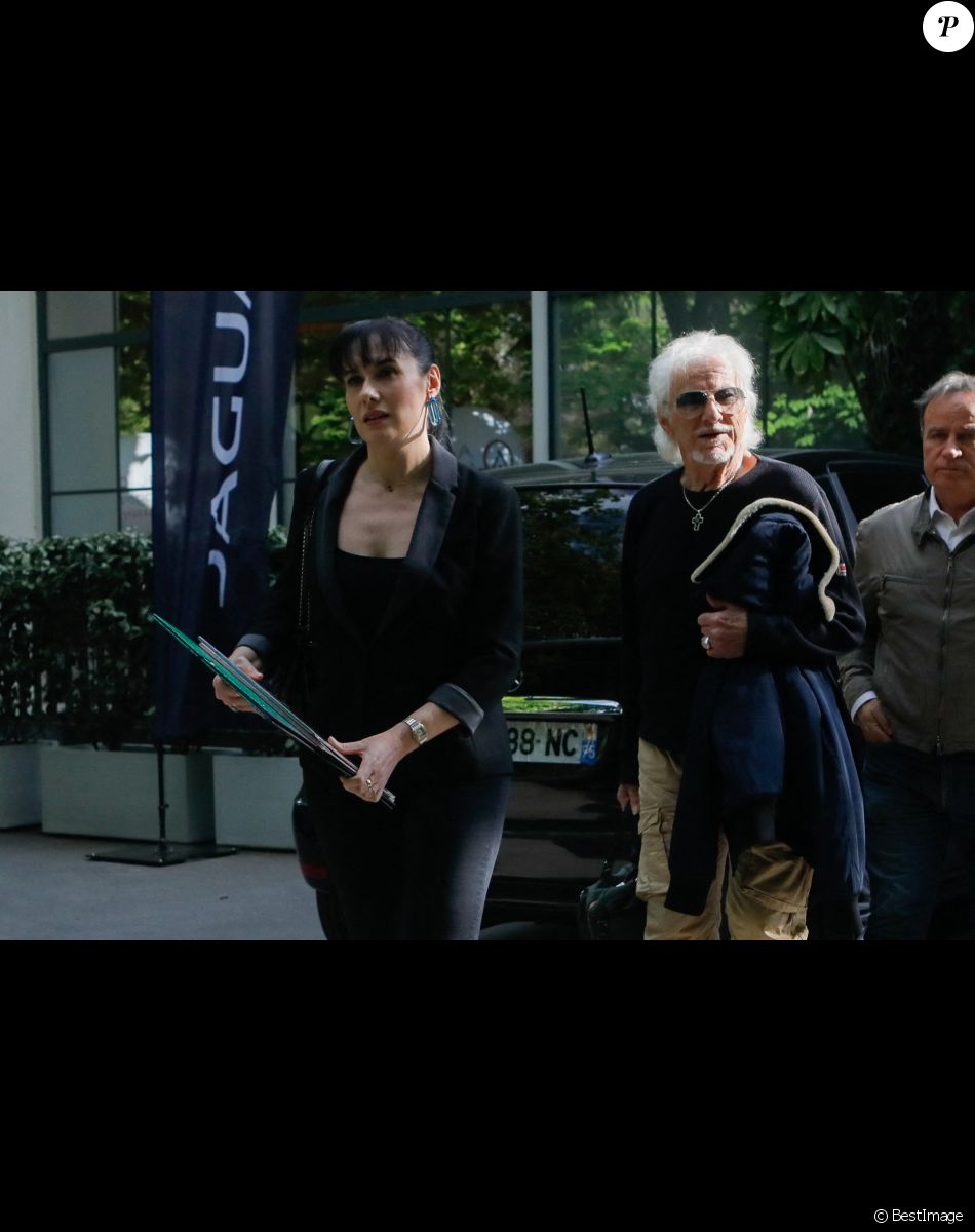 Exclusif - Hugues Aufray et sa compagne Murielle Mégevand - Arrivées à l'enregistrement de l'émission "Vivement Dimanche" au Studio Gabriel à Paris, diffusée le 24 avril sur France 2. Le 19 avril 2022 © Christophe Clovis / Bestimage Exclusive - No Web No Blog pour Belgique et Suisse