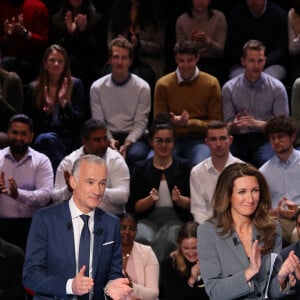 Gilles Bouleau, Anne-Claire Coudray - Les candidats à l'élection présidentielle sont sur le plateau de l'émission "La France face à la guerre" sur TF1 le 14 mars 2022