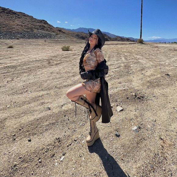 Enjoy Phoenix avec son chapeau de Cow-boy pour Coachella @ Instagram / Enjoy Phoenix