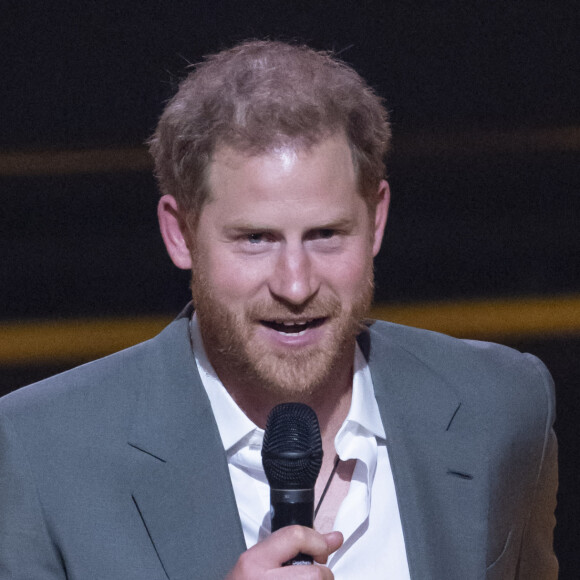 Le prince Harry et Meghan Markle lors de la cérémonie d'ouverture des Invictus Games 2020 à La Haye, le 16 avril 2022. 