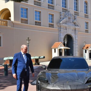 Illustration durant le dévoilement d'une Porsche Taycan électrique sur la place du Palais de Monaco, le 25 avril 2022, peinte par l'artiste Bernard Bezzina. Une fois dévoilée, la Porsche électrique ira rejoindre la Collection de Voitures du Souverain Albert II de Monaco à Fontvieille. © Bruno Bebert / Bestimage 