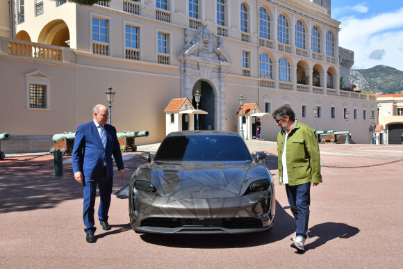 Illustration durant le dévoilement d'une Porsche Taycan électrique sur la place du Palais de Monaco, le 25 avril 2022, peinte par l'artiste Bernard Bezzina. Une fois dévoilée, la Porsche électrique ira rejoindre la Collection de Voitures du Souverain Albert II de Monaco à Fontvieille. © Bruno Bebert / Bestimage 