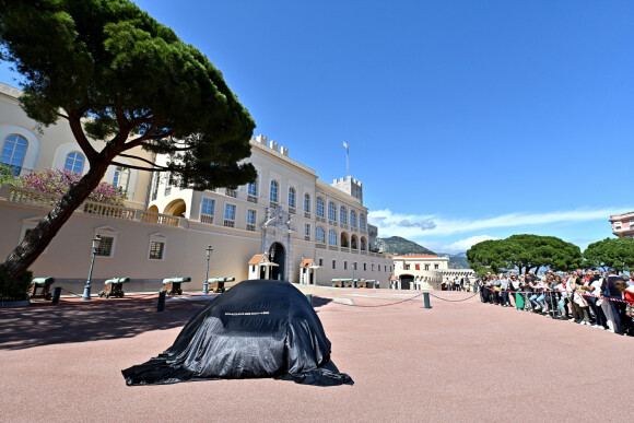 Illustration durant le dévoilement d'une Porsche Taycan électrique sur la place du Palais de Monaco, le 25 avril 2022, peinte par l'artiste Bernard Bezzina. Une fois dévoilée, la Porsche électrique ira rejoindre la Collection de Voitures du Souverain Albert II de Monaco à Fontvieille. © Bruno Bebert / Bestimage 