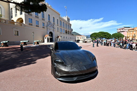 Illustration durant le dévoilement d'une Porsche Taycan électrique sur la place du Palais de Monaco, le 25 avril 2022, peinte par l'artiste Bernard Bezzina. Une fois dévoilée, la Porsche électrique ira rejoindre la Collection de Voitures du Souverain Albert II de Monaco à Fontvieille. © Bruno Bebert / Bestimage 