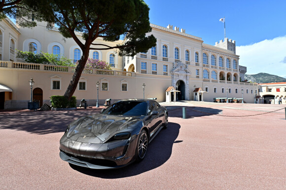 Illustration durant le dévoilement d'une Porsche Taycan électrique sur la place du Palais de Monaco, le 25 avril 2022, peinte par l'artiste Bernard Bezzina. Une fois dévoilée, la Porsche électrique ira rejoindre la Collection de Voitures du Souverain Albert II de Monaco à Fontvieille. © Bruno Bebert / Bestimage 