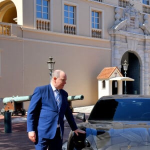 Illustration durant le dévoilement d'une Porsche Taycan électrique sur la place du Palais de Monaco, le 25 avril 2022, peinte par l'artiste Bernard Bezzina. Une fois dévoilée, la Porsche électrique ira rejoindre la Collection de Voitures du Souverain Albert II de Monaco à Fontvieille. © Bruno Bebert / Bestimage 