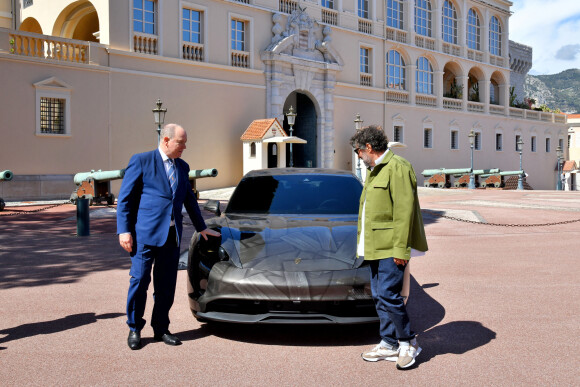 Illustration durant le dévoilement d'une Porsche Taycan électrique sur la place du Palais de Monaco, le 25 avril 2022, peinte par l'artiste Bernard Bezzina. Une fois dévoilée, la Porsche électrique ira rejoindre la Collection de Voitures du Souverain Albert II de Monaco à Fontvieille. © Bruno Bebert / Bestimage 