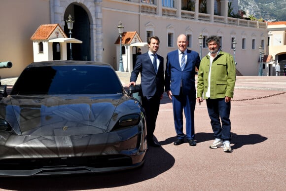 Illustration durant le dévoilement d'une Porsche Taycan électrique sur la place du Palais de Monaco, le 25 avril 2022, peinte par l'artiste Bernard Bezzina. Une fois dévoilée, la Porsche électrique ira rejoindre la Collection de Voitures du Souverain Albert II de Monaco à Fontvieille. © Bruno Bebert / Bestimage 