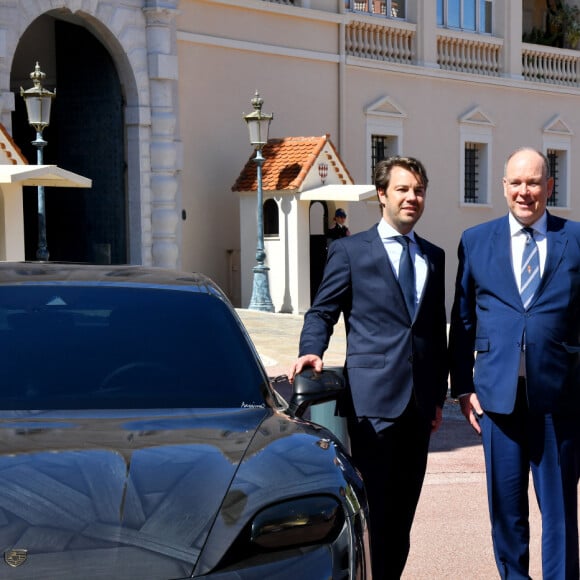 Illustration durant le dévoilement d'une Porsche Taycan électrique sur la place du Palais de Monaco, le 25 avril 2022, peinte par l'artiste Bernard Bezzina. Une fois dévoilée, la Porsche électrique ira rejoindre la Collection de Voitures du Souverain Albert II de Monaco à Fontvieille. © Bruno Bebert / Bestimage 