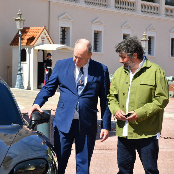 Illustration durant le dévoilement d'une Porsche Taycan électrique sur la place du Palais de Monaco, peinte par l'artiste Bernard Bezzina. Une fois dévoilée, la Porsche électrique ira rejoindre la Collection de Voitures du Souverain Albert II de Monaco à Fontvieille. © Bruno Bebert / Bestimage 
