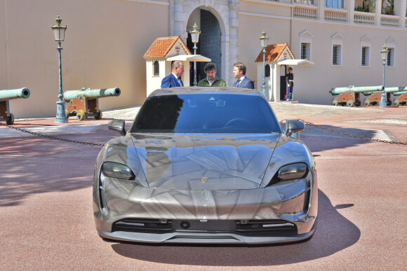 Illustration durant le dévoilement d'une Porsche Taycan électrique sur la place du Palais de Monaco, le 25 avril 2022, peinte par l'artiste Bernard Bezzina. Une fois dévoilée, la Porsche électrique ira rejoindre la Collection de Voitures du Souverain Albert II de Monaco à Fontvieille. © Bruno Bebert / Bestimage 