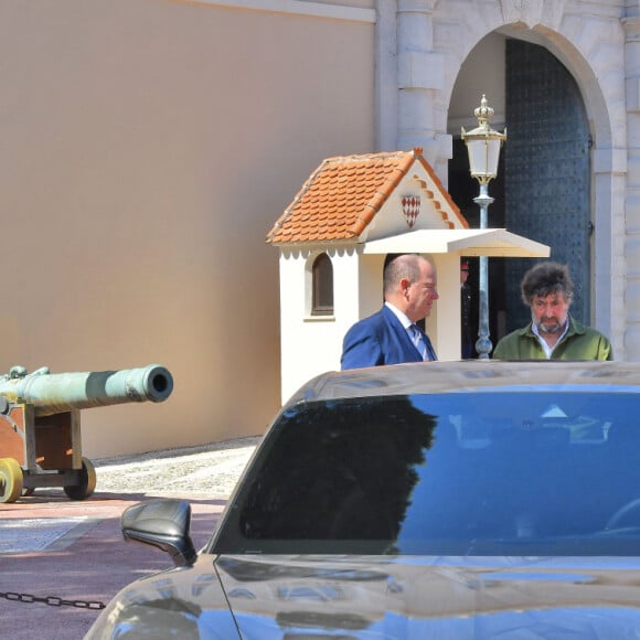 Illustration durant le dévoilement d'une Porsche Taycan électrique sur la place du Palais de Monaco, le 25 avril 2022, peinte par l'artiste Bernard Bezzina. Une fois dévoilée, la Porsche électrique ira rejoindre la Collection de Voitures du Souverain Albert II de Monaco à Fontvieille. © Bruno Bebert / Bestimage 