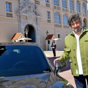 Illustration durant le dévoilement d'une Porsche Taycan électrique sur la place du Palais de Monaco, le 25 avril 2022, peinte par l'artiste Bernard Bezzina. Une fois dévoilée, la Porsche électrique ira rejoindre la Collection de Voitures du Souverain Albert II de Monaco à Fontvieille. © Bruno Bebert / Bestimage 