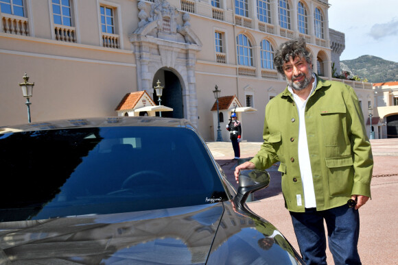 Illustration durant le dévoilement d'une Porsche Taycan électrique sur la place du Palais de Monaco, le 25 avril 2022, peinte par l'artiste Bernard Bezzina. Une fois dévoilée, la Porsche électrique ira rejoindre la Collection de Voitures du Souverain Albert II de Monaco à Fontvieille. © Bruno Bebert / Bestimage 