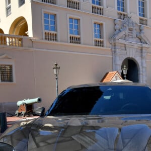 Illustration durant le dévoilement d'une Porsche Taycan électrique sur la place du Palais de Monaco, le 25 avril 2022, peinte par l'artiste Bernard Bezzina. Une fois dévoilée, la Porsche électrique ira rejoindre la Collection de Voitures du Souverain Albert II de Monaco à Fontvieille. © Bruno Bebert / Bestimage 