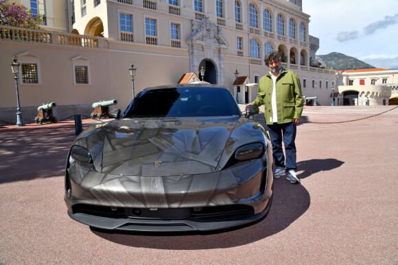 Illustration durant le dévoilement d'une Porsche Taycan électrique sur la place du Palais de Monaco, le 25 avril 2022, peinte par l'artiste Bernard Bezzina. Une fois dévoilée, la Porsche électrique ira rejoindre la Collection de Voitures du Souverain Albert II de Monaco à Fontvieille. © Bruno Bebert / Bestimage 