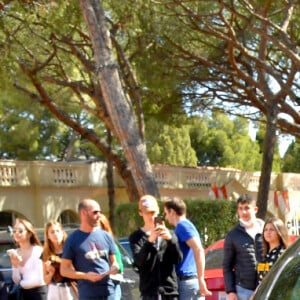 Illustration durant le dévoilement d'une Porsche Taycan électrique sur la place du Palais de Monaco, le 25 avril 2022, peinte par l'artiste Bernard Bezzina. Une fois dévoilée, la Porsche électrique ira rejoindre la Collection de Voitures du Souverain Albert II de Monaco à Fontvieille. © Bruno Bebert / Bestimage 