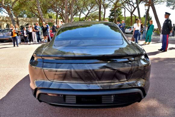 Illustration durant le dévoilement d'une Porsche Taycan électrique sur la place du Palais de Monaco, le 25 avril 2022, peinte par l'artiste Bernard Bezzina. Une fois dévoilée, la Porsche électrique ira rejoindre la Collection de Voitures du Souverain Albert II de Monaco à Fontvieille. © Bruno Bebert / Bestimage 