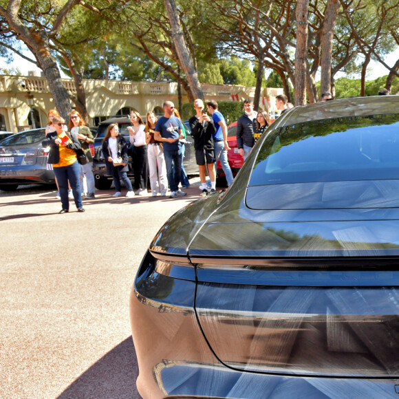 Illustration durant le dévoilement d'une Porsche Taycan électrique sur la place du Palais de Monaco, le 25 avril 2022, peinte par l'artiste Bernard Bezzina. Une fois dévoilée, la Porsche électrique ira rejoindre la Collection de Voitures du Souverain Albert II de Monaco à Fontvieille. © Bruno Bebert / Bestimage 