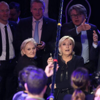 Marine Le Pen réconfortée par sa soeur : scène rare de tendresse familiale